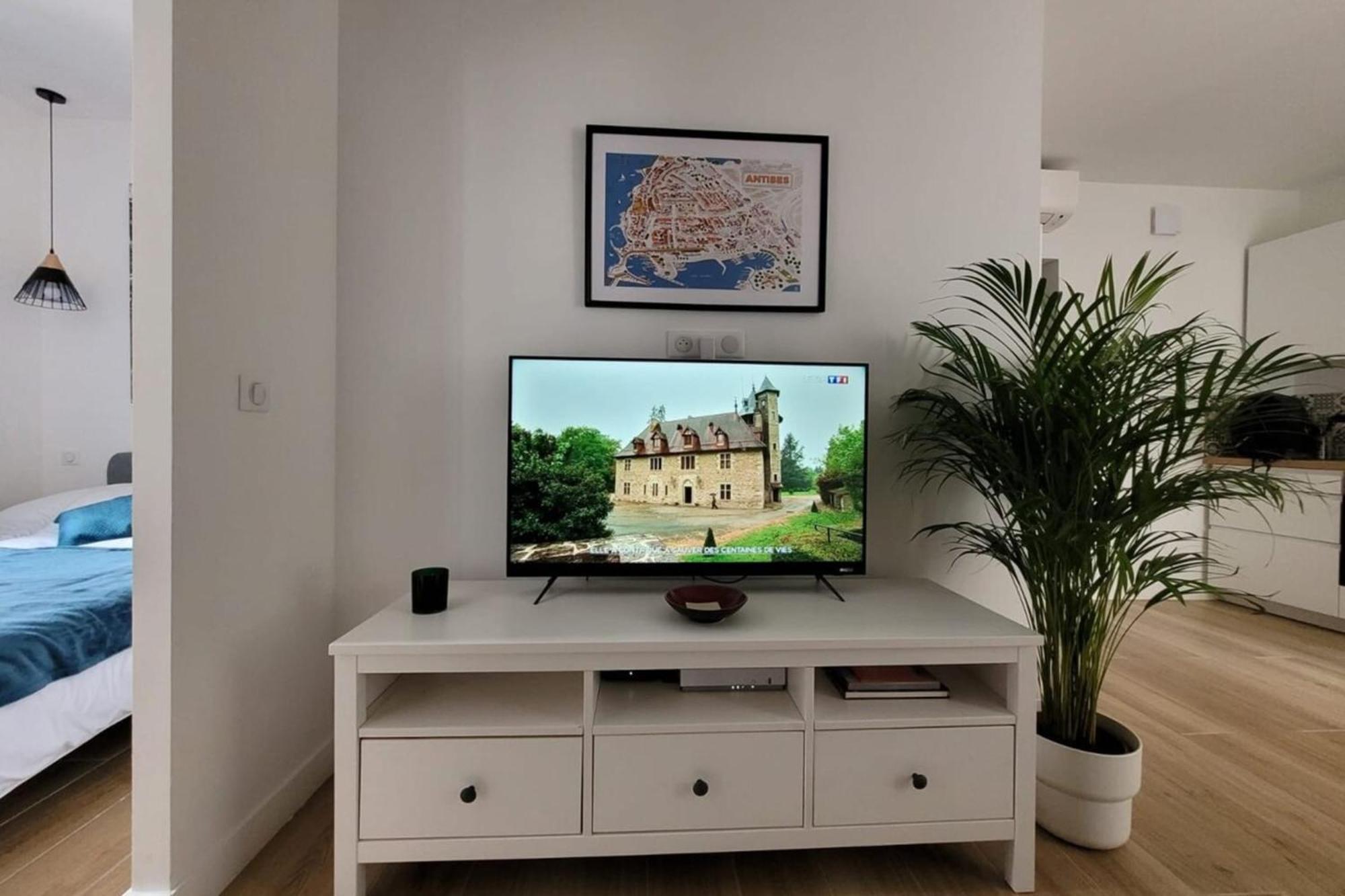 06An - Beautiful Apartment In The Heart Of Old Αντίμπ Εξωτερικό φωτογραφία