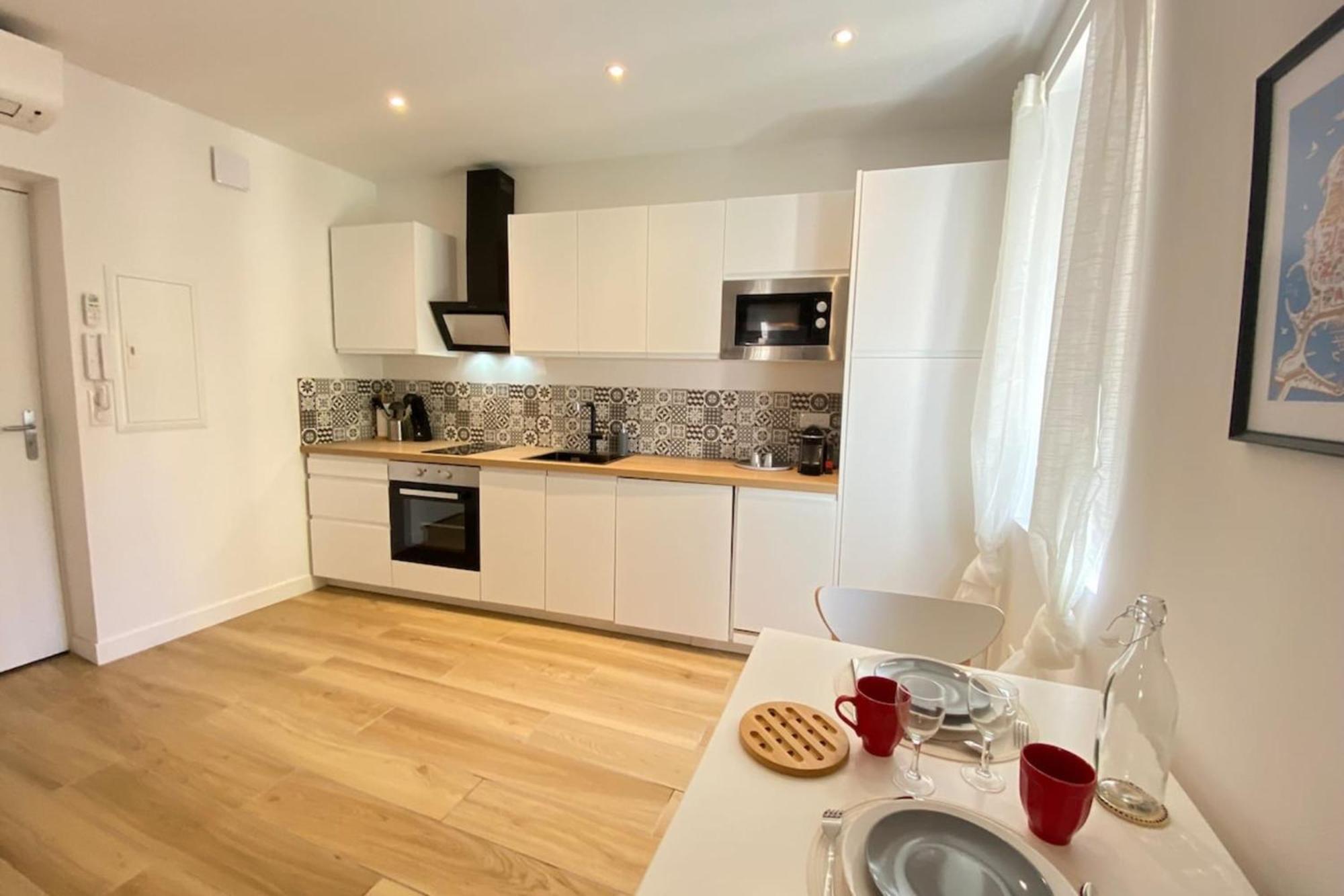 06An - Beautiful Apartment In The Heart Of Old Αντίμπ Εξωτερικό φωτογραφία